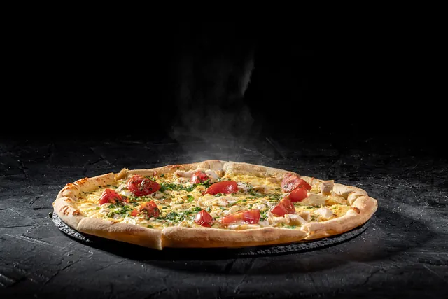 Varm och god traditionell italiensk pizza med salami